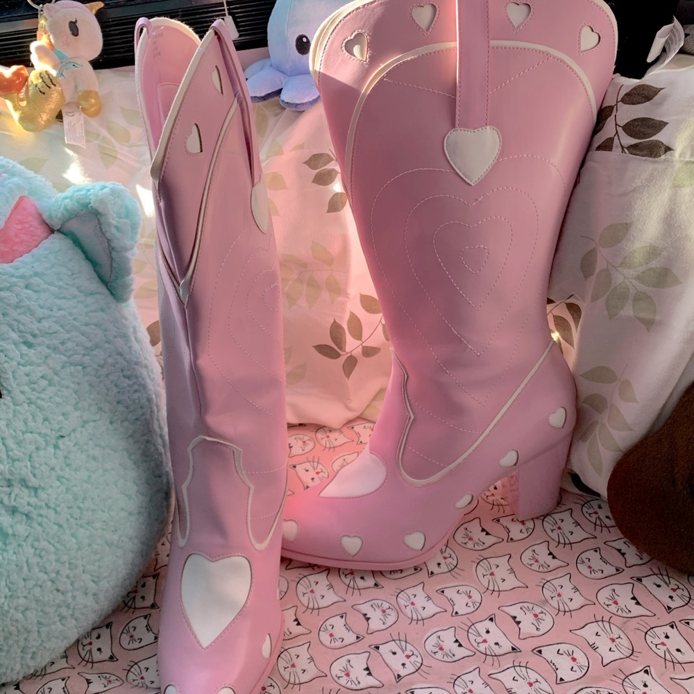 NWOT YRU Space Cowgirl Boots Pink/White Discontinued Color